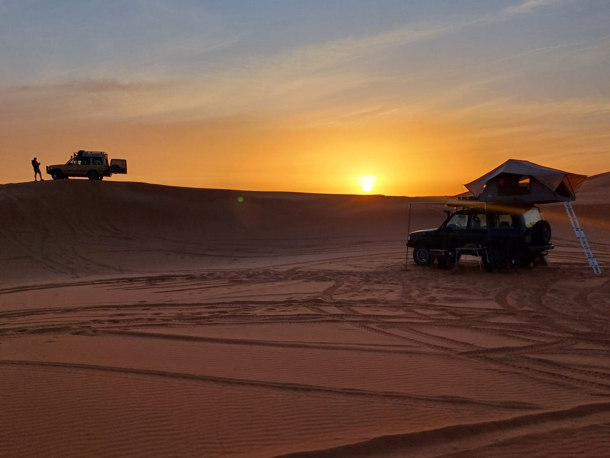 Land Rover Discovery en las dunas al atardecer
